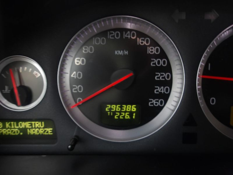 Volvo XC90 2,4D 2xPNEU ! - fotka 24 z 35