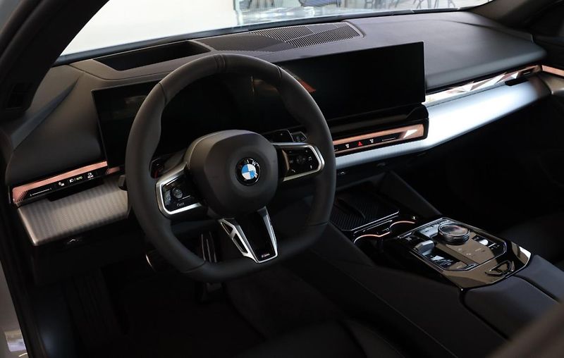 BMW Řada 5 540d xDrive Touring - fotka 2 z 18