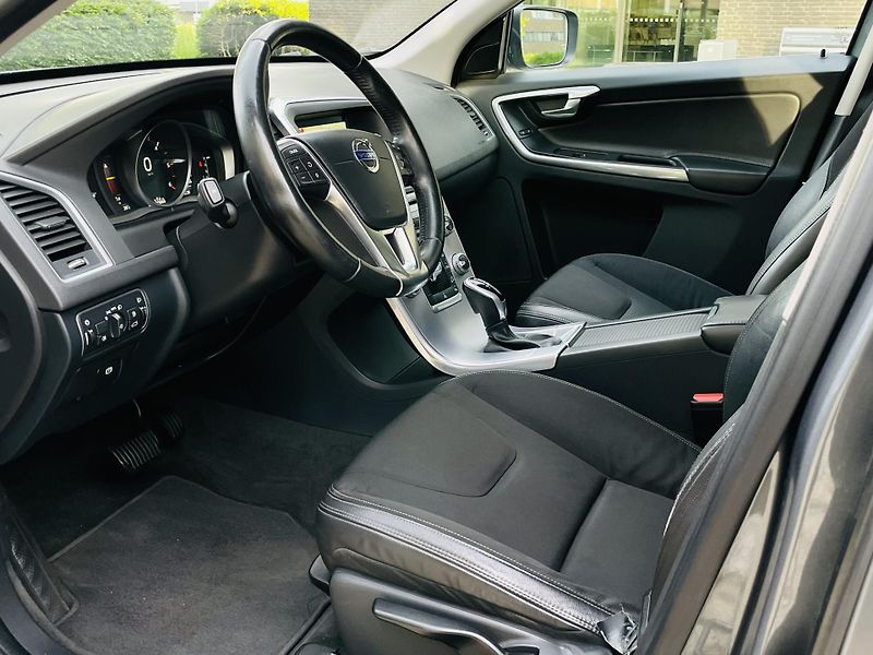 Volvo XC60 2.4D 5VÁLEC 1.MAJITEL SERVISKA - fotka 28 z 43