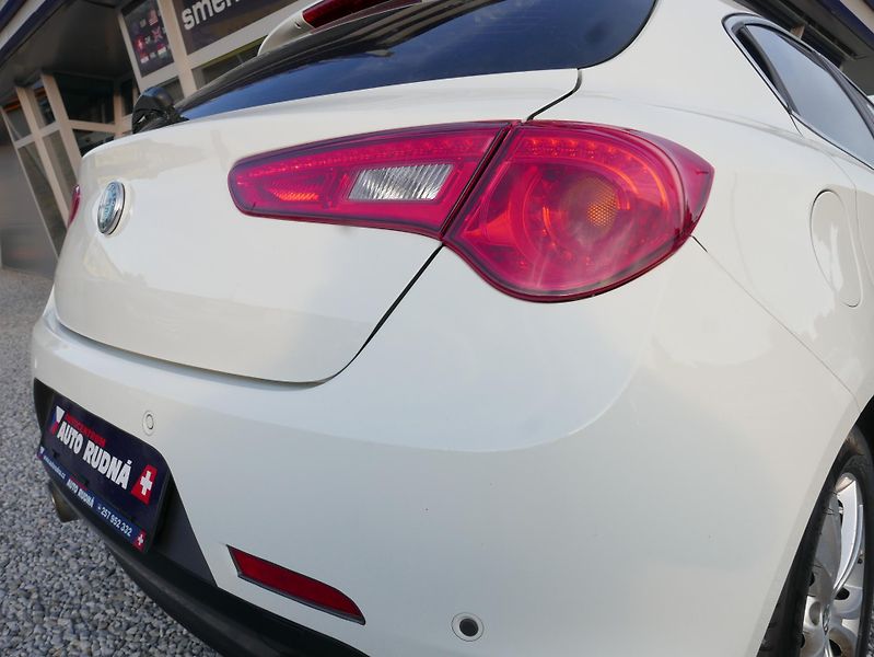 Alfa Romeo Giulietta 1,4 TB 125kW Navi Panorama - fotka 11 z 37