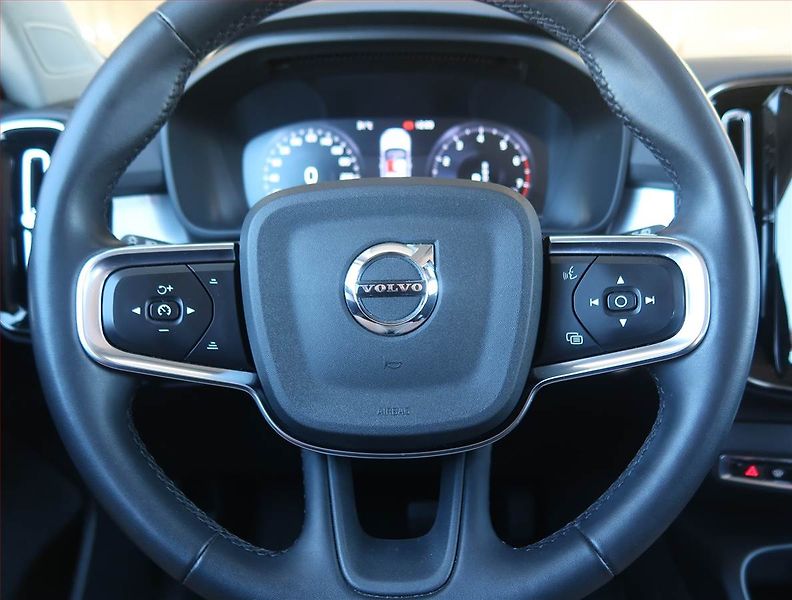 Volvo XC40 (2021) T3 - fotka 17 z 21