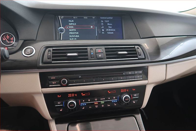 BMW Řada 5 (2010) 530d, Automat, Navi, Bi-Xenony - fotka 12 z 19
