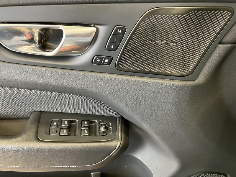 Volvo XC60 B4 FWD Ultimate Dark AT8 - fotka 19 z 44