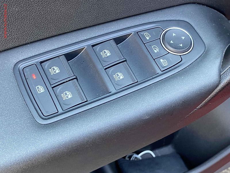Renault Captur (2021) 1.0 TCe, LED, navi - fotka 11 z 17