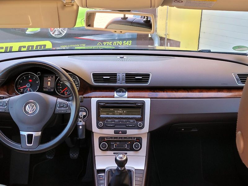 Volkswagen Passat TSi HIGHLINE,málo najeto  - fotka 39 z 51