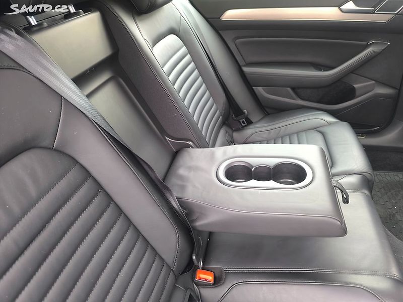 Volkswagen Passat R-LINE,MAX VÝBAVA,KRÁSNÝ,1.MAJ - fotka 13 z 29