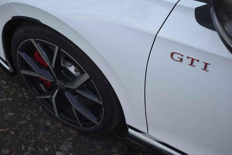 Volkswagen Golf GTI se cítí skvěle na méně frekventovaných silnicích.