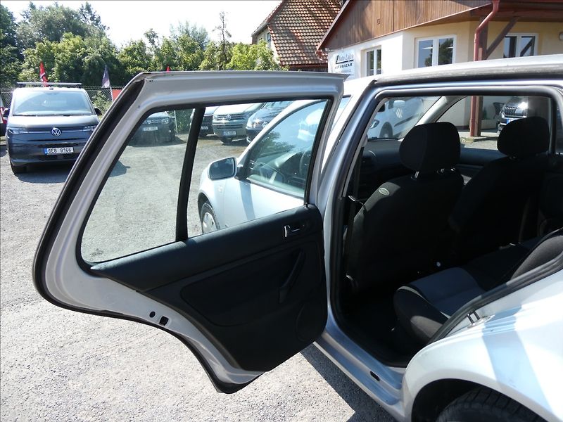 Volkswagen Golf 1,9 TDi 74kW EDITION - fotka 13 z 30