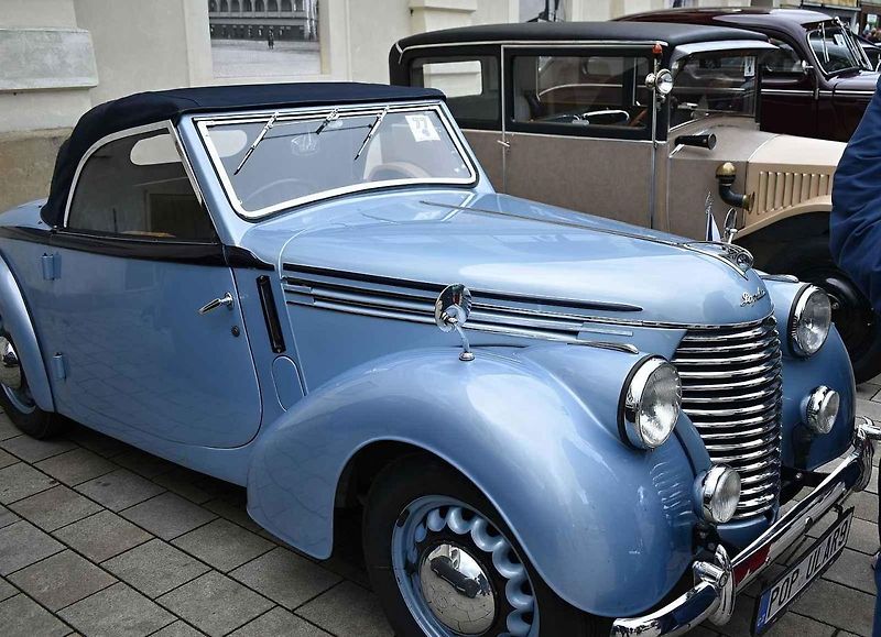 Tradiční sraz autoveteránistů na náměstí T. G. Masaryka v Prostějově. 18. května 2025