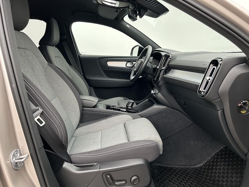 Volvo XC40 2.0 B4 4x4 PLUS - fotka 18 z 30