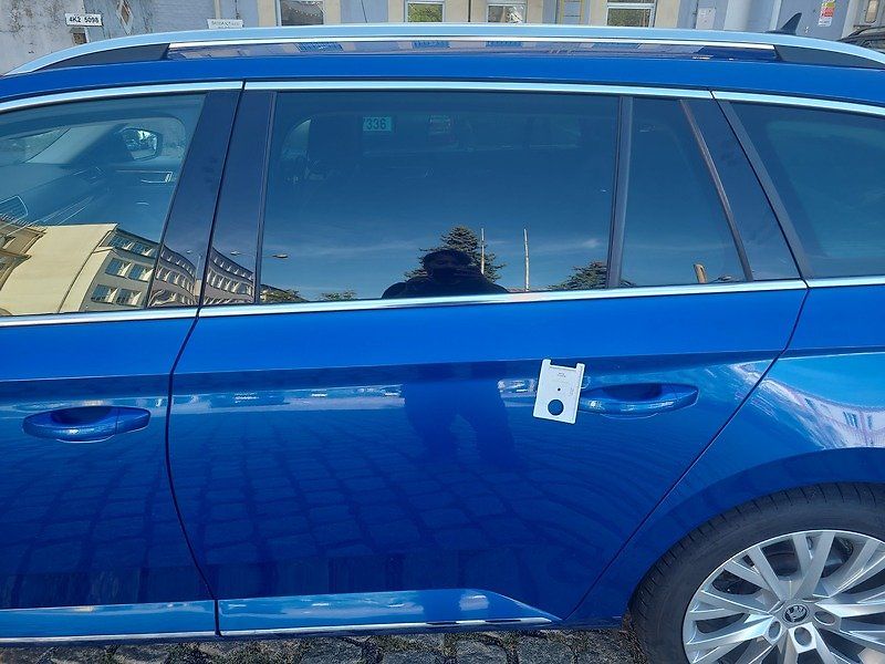 Škoda Superb Combi 2.0 TDI DSG - fotka 30 z 69