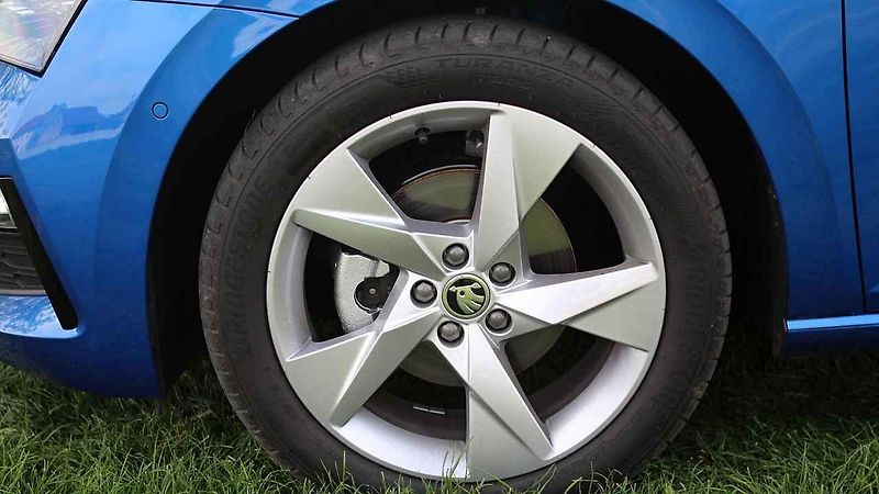 Škoda Scala a Říp v pozadí