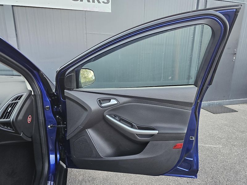 Ford Focus 1.0 92kW,VÝHŘEV,2xKOLA,SERVIS - fotka 34 z 64