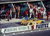 Joakim Bonnier s vozem Lola v boxech osudného závodu 24 hodin Le Mans 1972.