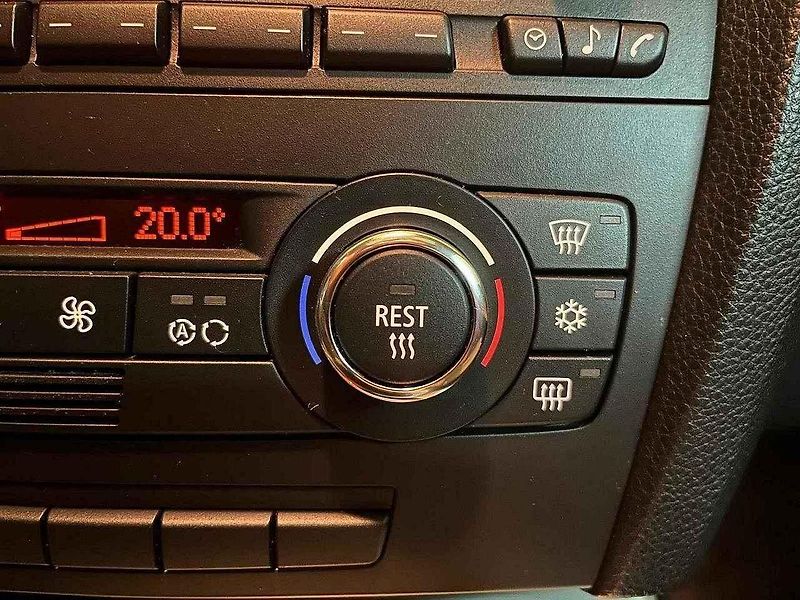 Tlačítko recirkulace ve voze Peugeot 5008 má podobu šipek v kruhu
