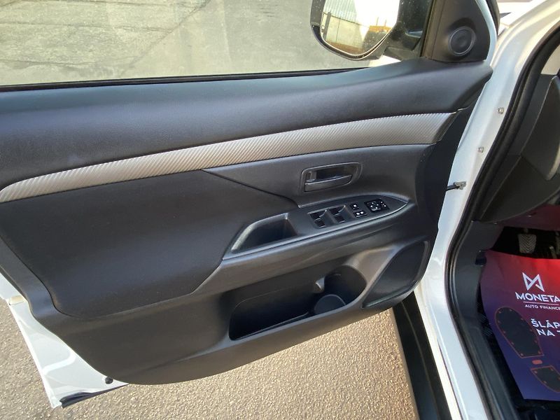 Mitsubishi Outlander (2014) 2,0i - Invite - 1 Majitel - fotka 17 z 42