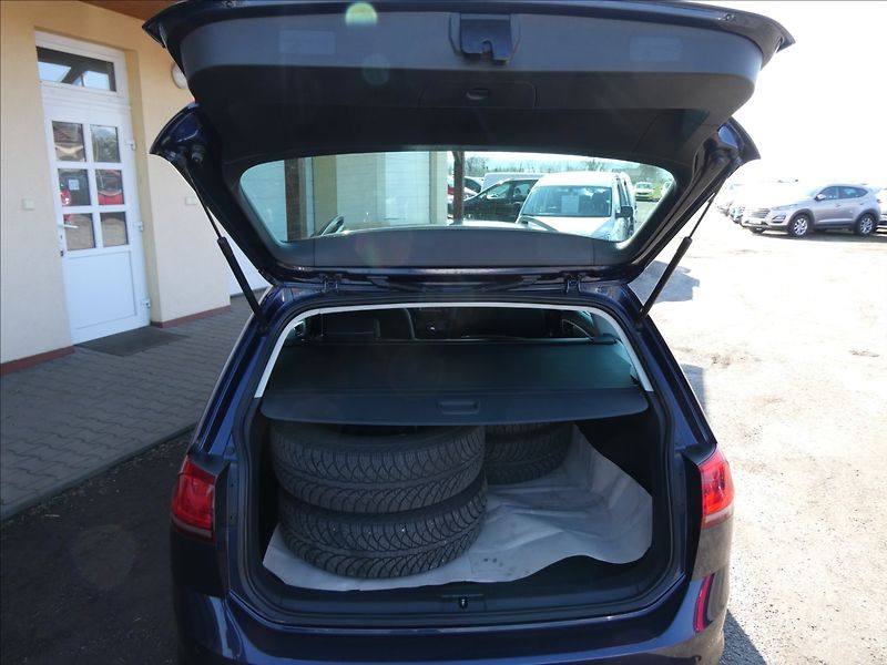 Volkswagen Golf 1,6 TDi 81kW CUP,2xkola,naviga - fotka 21 z 48