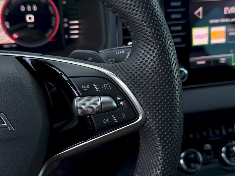 Škoda Karoq (2025) 2.0 TSi 140 Kw DSG 4x4 SportLi - fotka 12 z 30