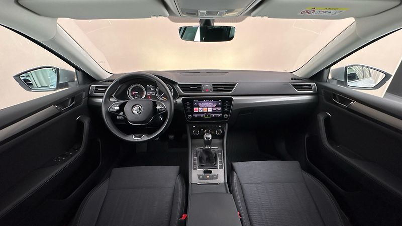 Škoda Superb 2.0 TDI Style Combi - fotka 8 z 27