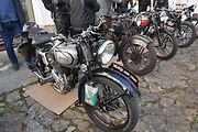 Automobiloví a motocykloví veteráni se vydali v neděli na tradiční jízdu Ze zámku na hrad. Start byl na Horním náměstí v Přerově, kde si lidé užili bohatý program.