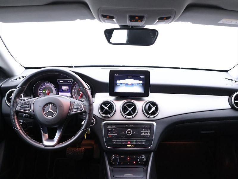 Mercedes-Benz CLA 2,0 250 155kW 4Matic Xenon - fotka 31 z 39