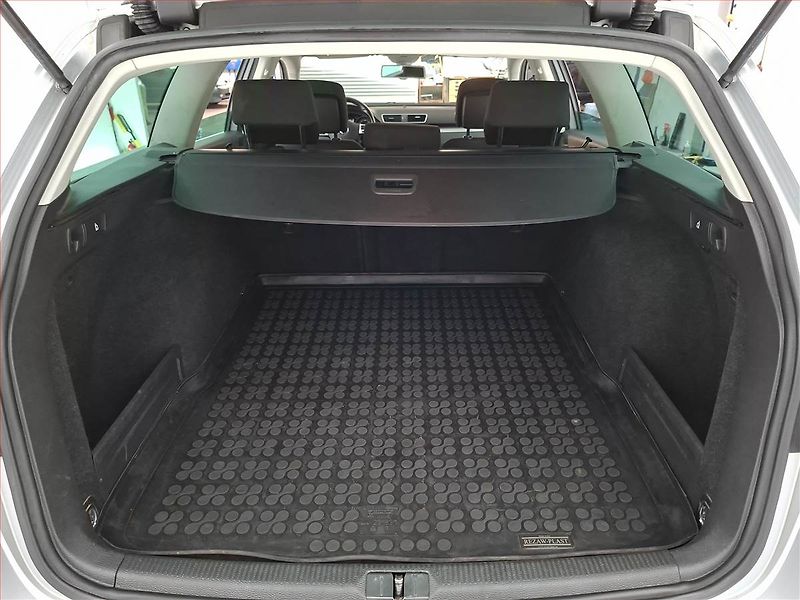 Volkswagen Passat (2012) 2.0 TDI, Automat, Xenony - fotka 14 z 19