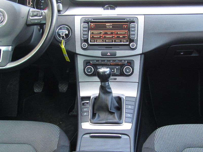 Volkswagen Passat (2011) 1.6 TDI 77kW - fotka 17 z 45