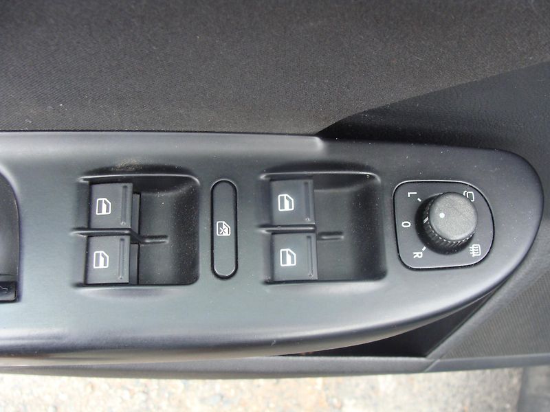 Volkswagen Passat 2.0 TDi, 125 kW, klima, tažné - fotka 14 z 24