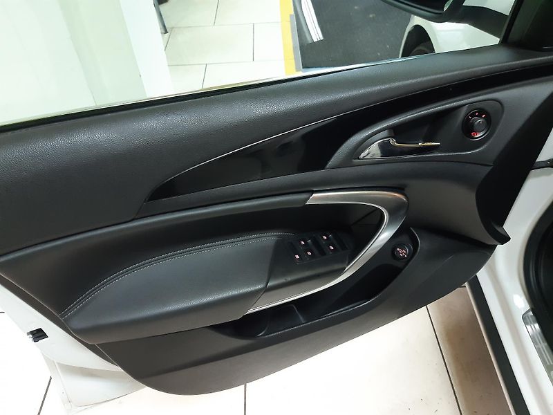 Opel Insignia 2.0 CDTI COMBI COSMO NAVI      - fotka 19 z 28