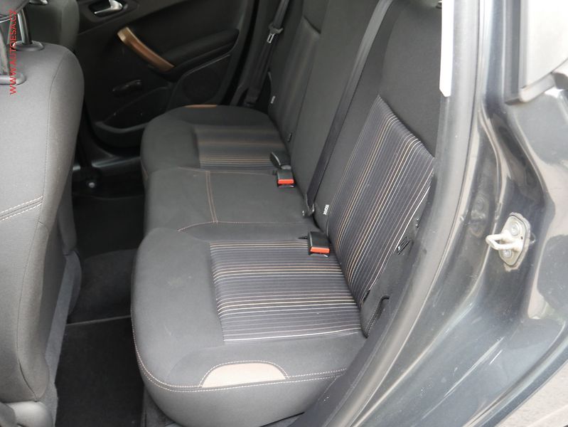 Peugeot 208 (2013) 1.2 VTi, AC, tempo, park - fotka 10 z 15