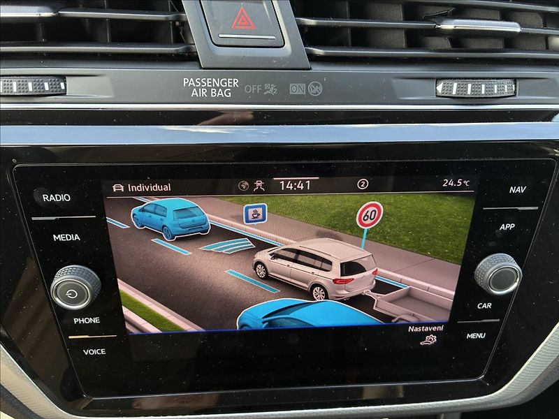 Volkswagen Touran 2,0 TDI ,7 MÍST,TAŽNÉ,KAMERA - fotka 28 z 35