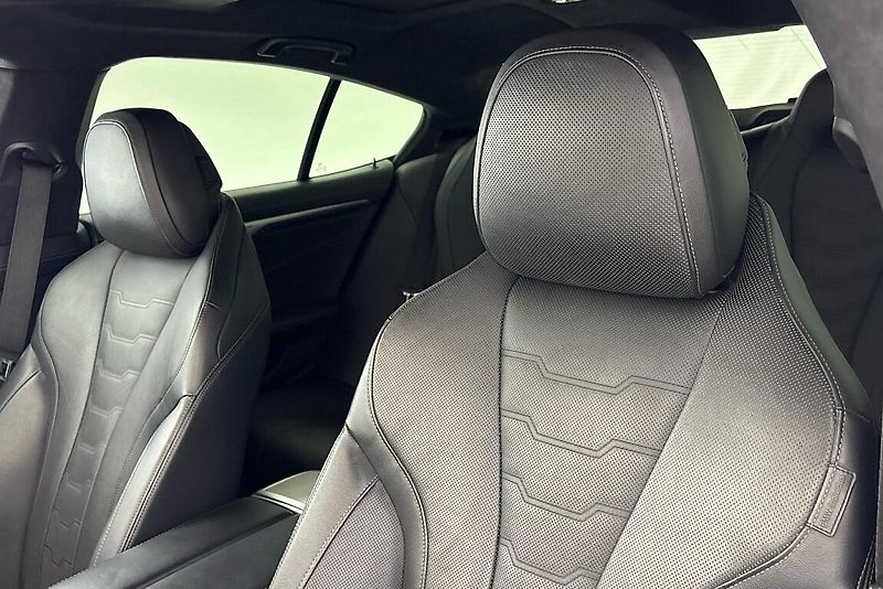 BMW Řada 8 M850i xDrive - fotka 14 z 28