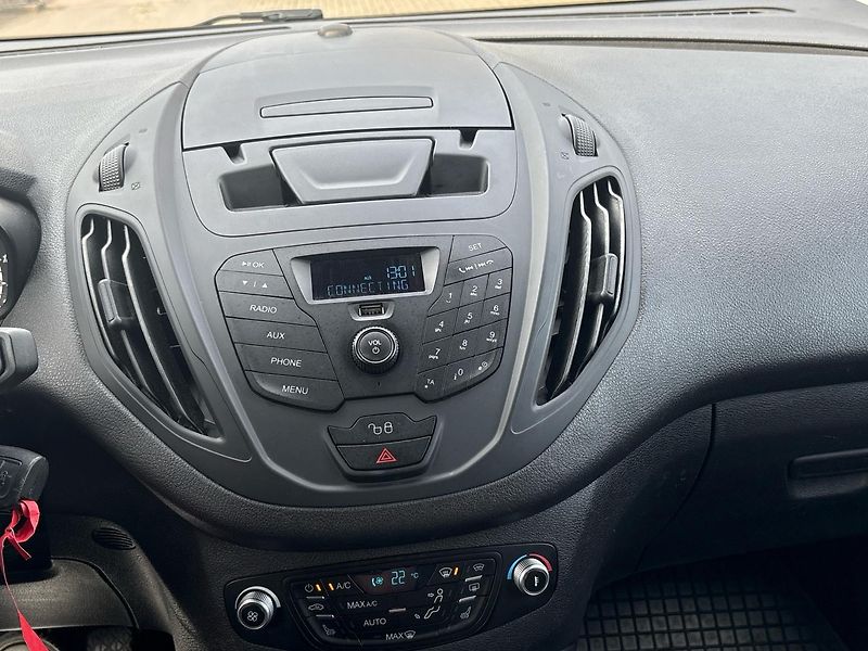 Ford Tourneo Courier (2017) 1.0 EcoBoost 74kW - fotka 23 z 34