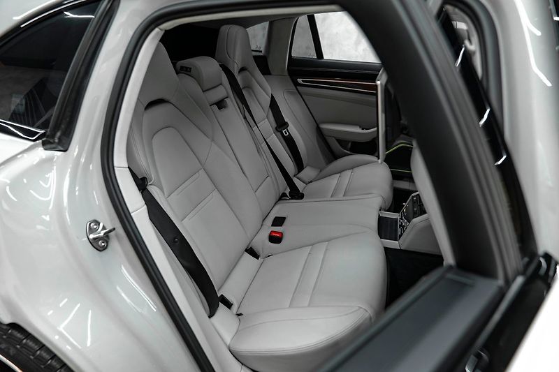 Porsche Panamera Turbo S E-hybrid - fotka 18 z 23