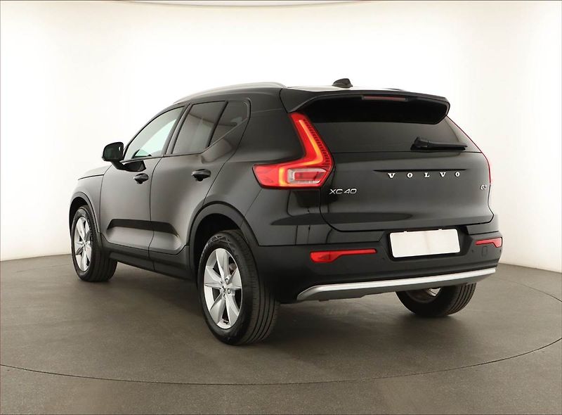 Volvo XC40 (2022) B3 - fotka 4 z 20