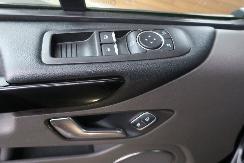 Ford Tourneo Custom (2020) 2.0 TDCi 320 L2 Titanium 8Míst - fotka 9 z 50