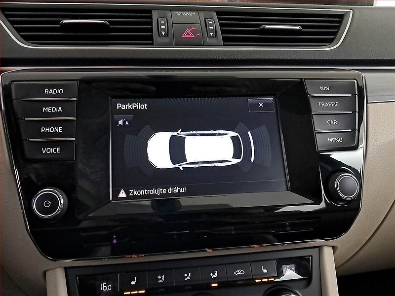 Škoda Superb (2016) 2.0 TDI, Automat, Kůže, Navi - fotka 20 z 23