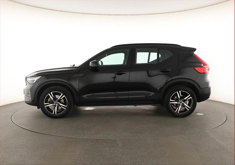 Volvo XC40 (2023) B3 - fotka 3 z 19