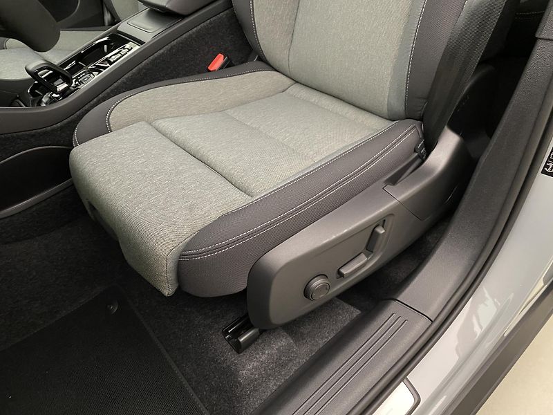 Volvo XC40 (2026) B3 AUT DARK PLUS - fotka 26 z 60