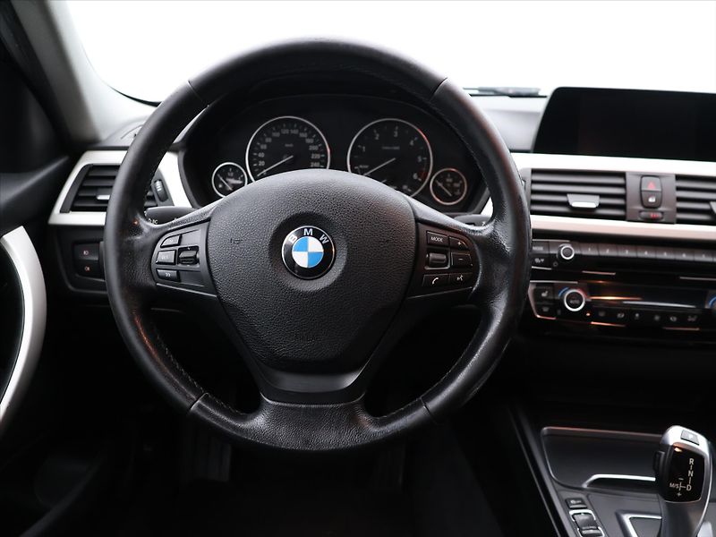 BMW Řada 3 2,0 318da 110kW Advantage - fotka 14 z 28