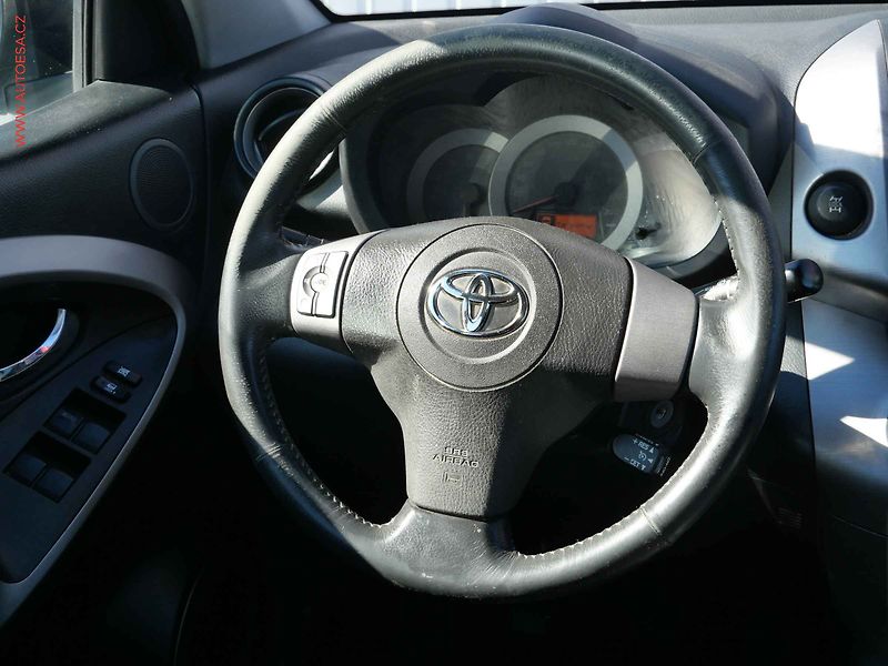Toyota RAV4 (2007) 2.2 D4-D 4x4, AC, TZ - fotka 11 z 16