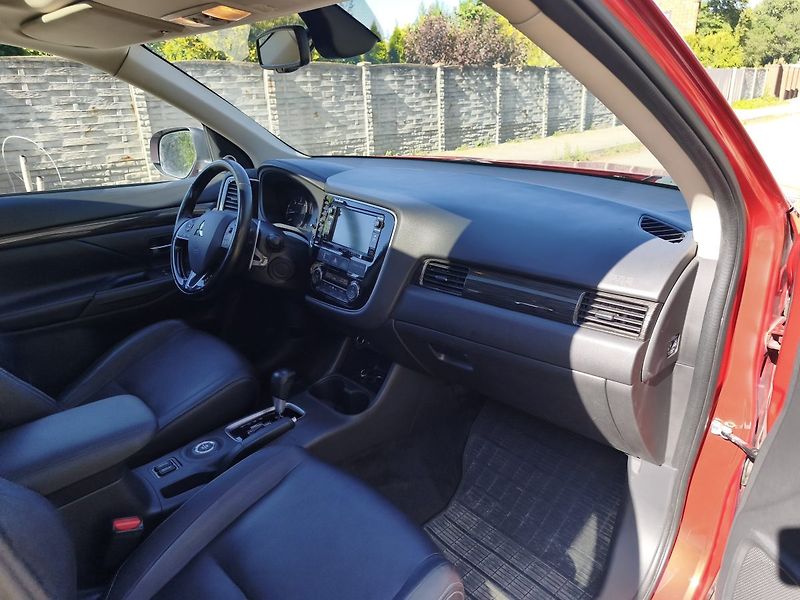 Mitsubishi Outlander (2015) - fotka 25 z 38