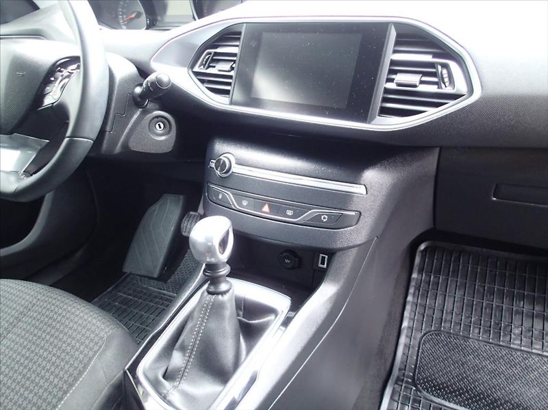 Peugeot 308 1,2 PureTech 81kw,Po SERVISU!! - fotka 16 z 29