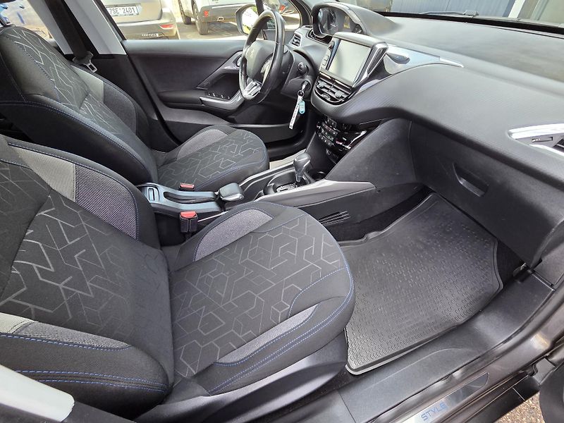 Peugeot 2008 (2019) 1.2 PT 110 ALLURE EAT6 - fotka 12 z 25