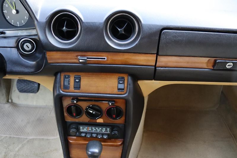 Mercedes-Benz 123 230CE KUPÉ AUTOMAT 100kW - fotka 27 z 48