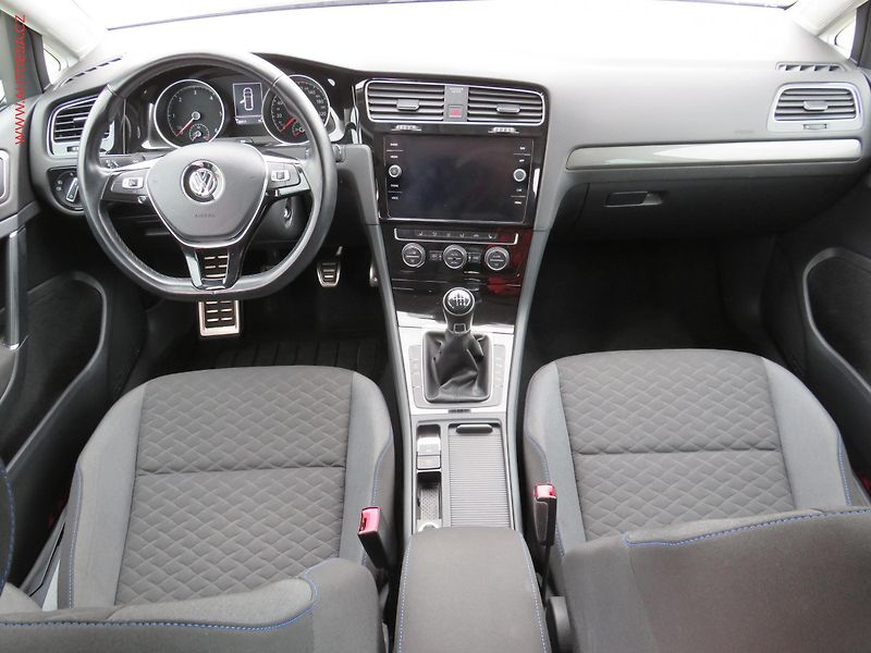 Volkswagen Golf (2018) 2.0TDi, Navi, park.čidla - fotka 8 z 31