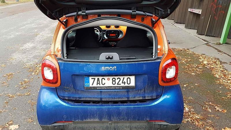 S elektrickým Smartem můžete za stovku zaparkovat i v centru Prahy. Jinde je ale tahle výhoda k ničemu.