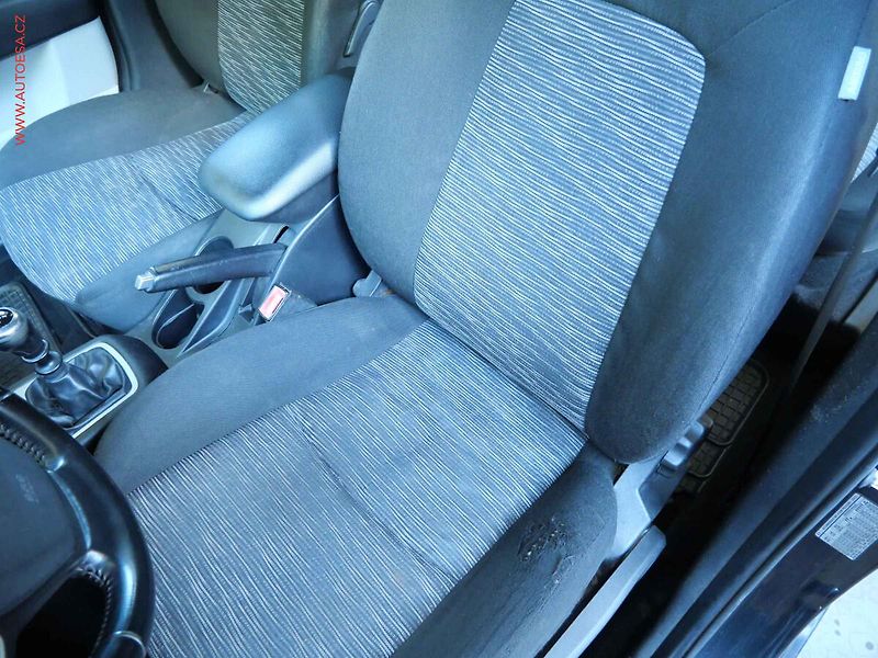 Kia Ceed (2009) 1.4CVVT, ČR, AC, park.čidla - fotka 9 z 20