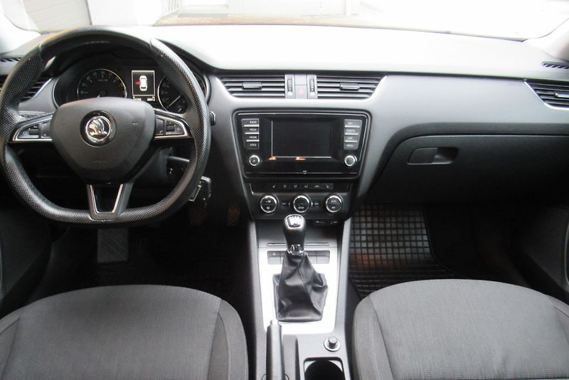 Škoda Octavia 1.6 TDI AUT. KLIMA NAVI TAŽNÉ - fotka 10 z 24