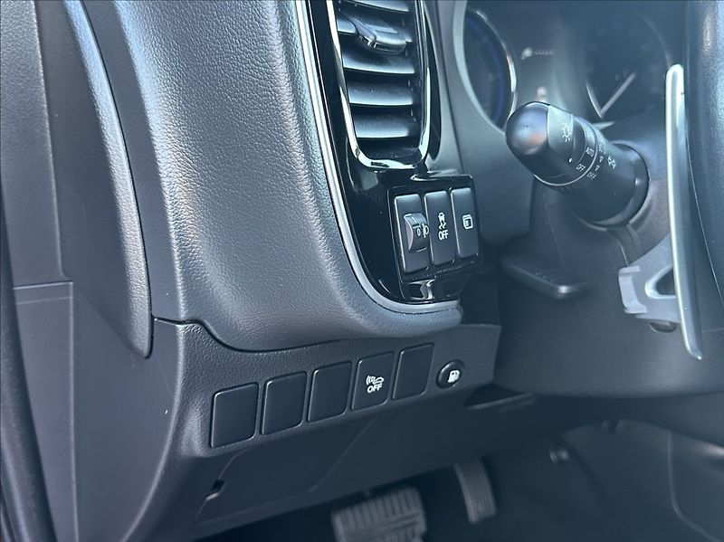 Mitsubishi Outlander 2,4 PHEV 224PS  Diamant 4x4 A/ - fotka 32 z 58